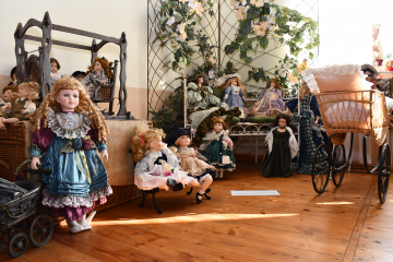 Dla małych, dużych dziewczynek i nie tylko… Wystawa lalek w Grzymałowie